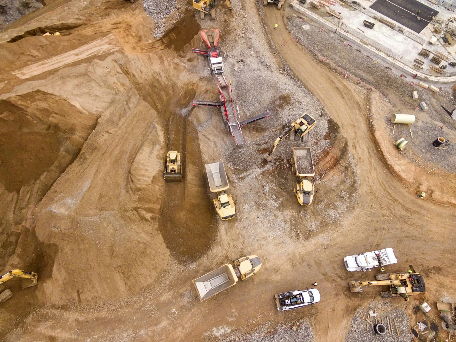 Canteiro de obras com máquinas pesadas em operação