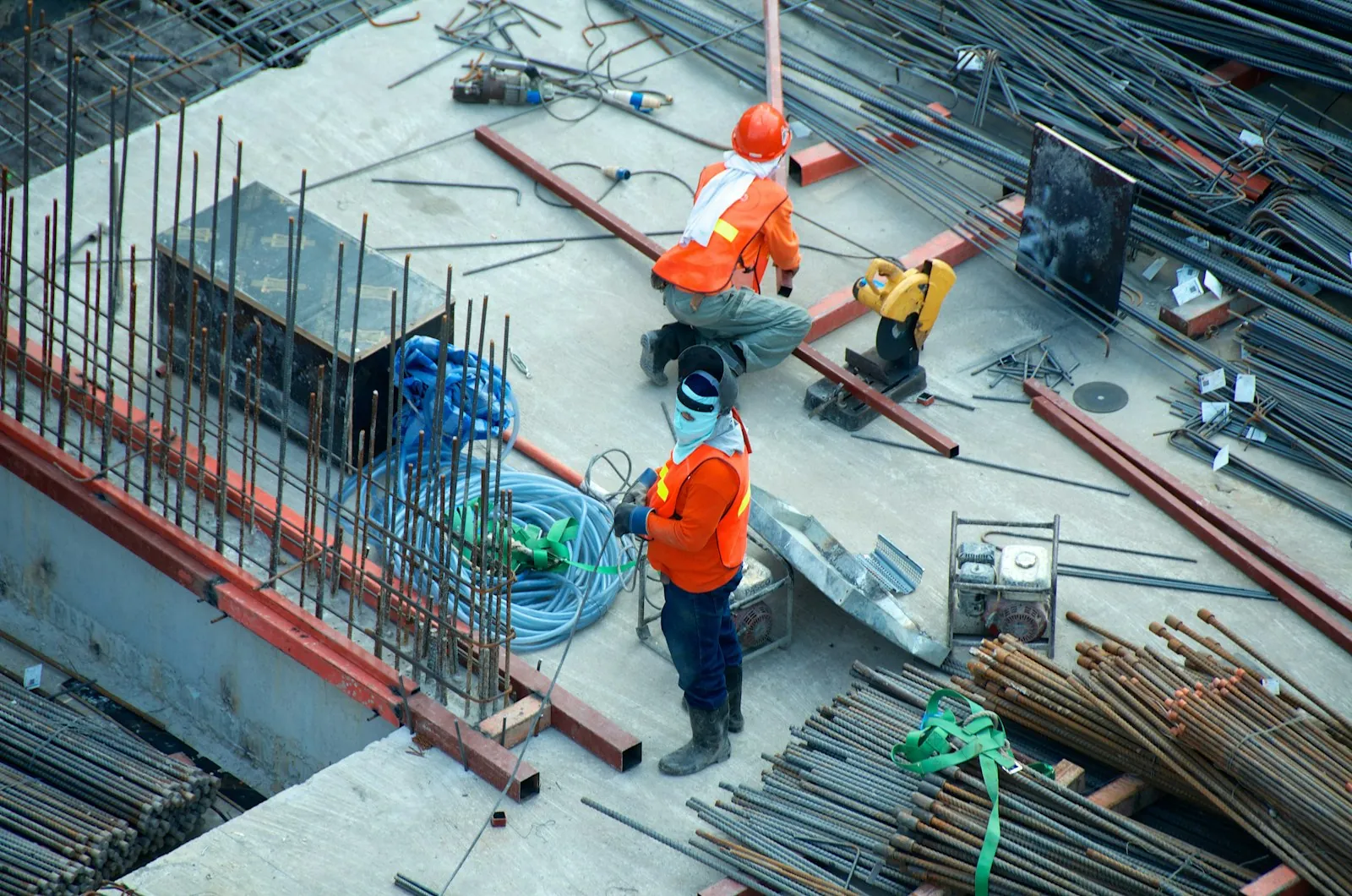 Equipe em canteiro de obras